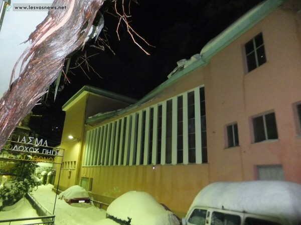 Λέσβος: Κατέρρευσε η στέγη του θεάτρου του Αναγνωστηρίου Αγιάσου από το βάρος του χιονιού