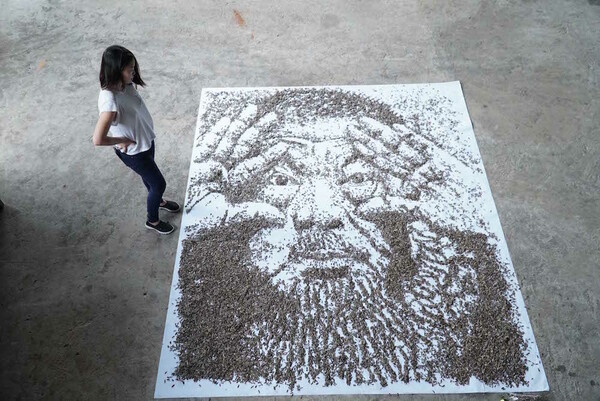 Κινέζα καλλιτέχνις έφτιαξε το πορτρέτο του Ai Weiwei χρησιμοποιώντας 20.000 ηλιόσπορους