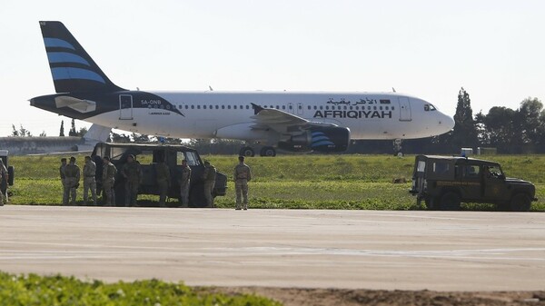 Παραδόθηκαν οι αεροπειρατές στη Μάλτα