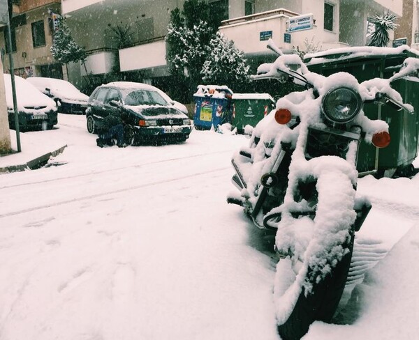 Βάζουν αλυσίδες στο κέντρο της Λαμίας - Καλυμμένη με χιόνι η πρωτεύουσα της Φθιώτιδας