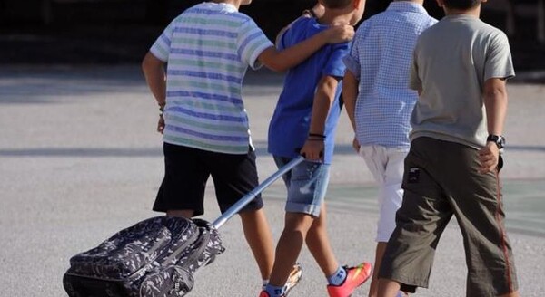 Σάλος στην Κύπρο για δασκάλες που μάλωσαν εξάχρονο αγόρι επειδή φίλησε συμμαθητή του