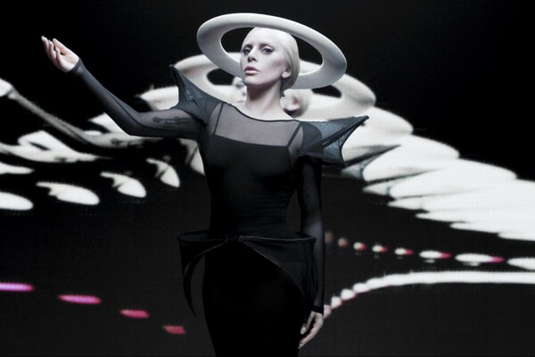H Lady Gaga μαζί με εκατοντάδες drones στη σκηνή του Super Bowl