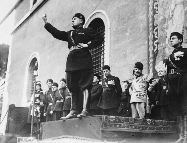 Η σκιά του γράμματος «Μ»: Βιώνει η Ιταλία την πλήρη αποκατάσταση του Μουσολίνι;