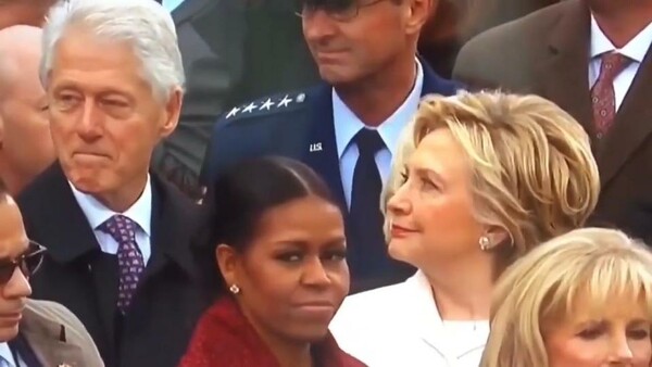 H στιγμή που η Χίλαρι Κλίντον έπιασε τον Μπιλ να κοιτάζει την Ιβάνκα Τραμπ;