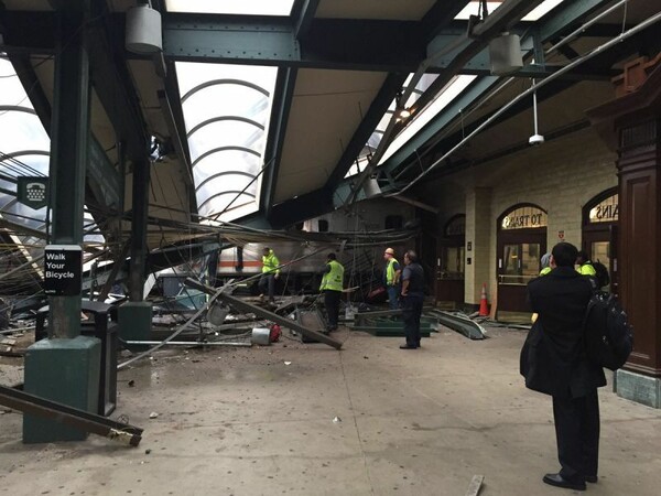 Εκτροχιασμός τρένου σε σταθμό του Νιου Τζέρσεϊ - 1 νεκρός και 100 τραυματίες