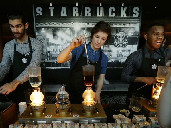 Τα Starbucks απαντούν στο διάταγμα Τραμπ και ανακοινώνουν πως θα προσλάβουν 10.000 πρόσφυγες