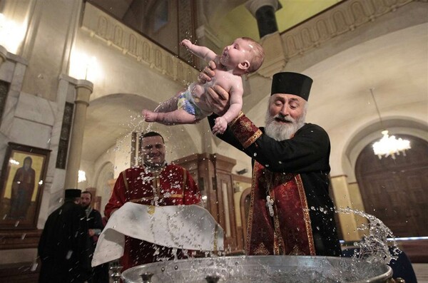 O Πατριάρχης Γεωργίας βάπτισε 780 μωρά σε μια μέρα, αλλά το βίντεο δείχνει πόσο ακραία ήταν η τελετή
