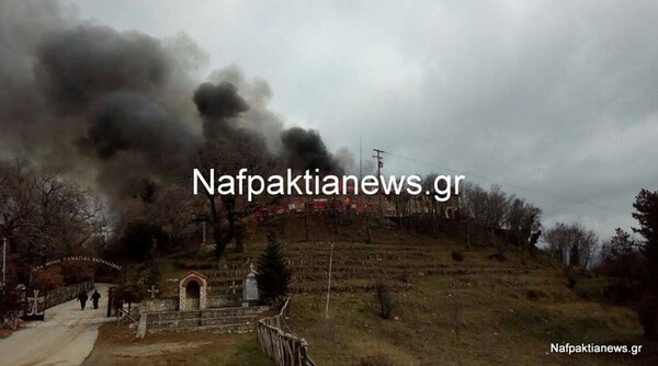 Καίγεται ιστορικό μοναστήρι στην Ναύπακτο