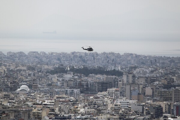 Φωτογραφίες: Mαχητικά αεροσκάφη και ελικόπτερα πάνω από τον Ακρόπολη για την πρόβα της παρέλασης