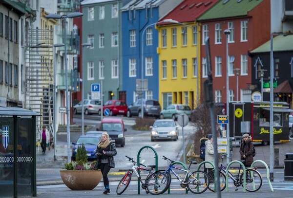 Πώς η Ισλανδία σχεδιάζει να γίνει η πρώτη χώρα παγκοσμίως που θα απαιτεί ίσες μισθολογικές αποδοχές για τα δύο φύλα