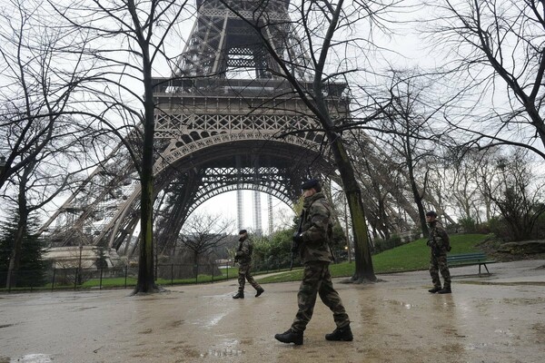 Η Γαλλία φτιάχνει αλεξίσφαιρο, γυάλινο τοίχο γύρω από τον Πύργο του Άιφελ λόγω τρομοκρατίας