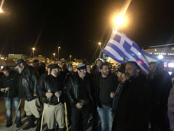 Οι Κρητικοί έρχονται - Οι αγρότες μπήκαν στα πλοία και κατευθύνονται στην Αθήνα