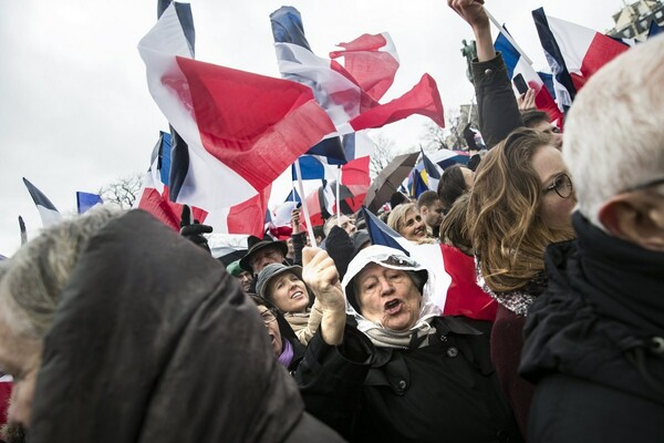 Χιλιάδες υποστηρικτές του Φιγιόν σε συγκέντρωση υποστήριξης στο Παρίσι