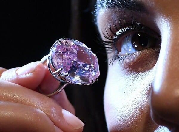 Σε τιμή ρεκόρ πουλήθηκε το μεγαλύτερο ροζ διαμάντι που έχει ανακαλυφθεί ποτέ