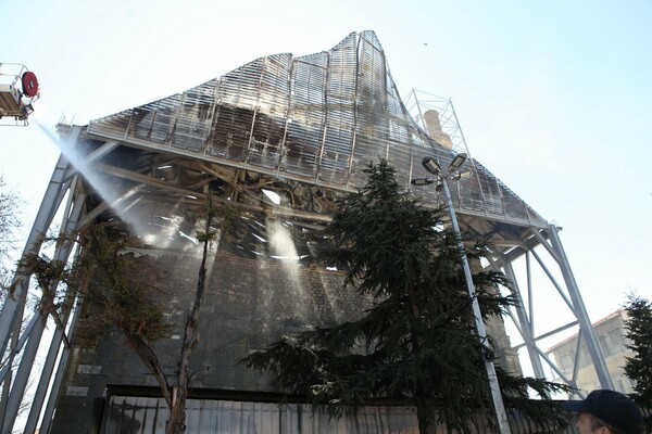 Τι «δείχνει» το πόρισμα της Πυροσβεστικής για τη φωτιά στο τέμενος Βαγιαζήτ