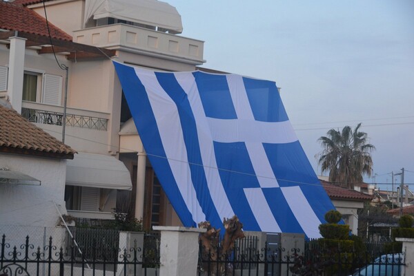 Κάτοικος στη Νέα Κίο κάλυψε το σπίτι του με μια τεράστια ελληνική σημαία