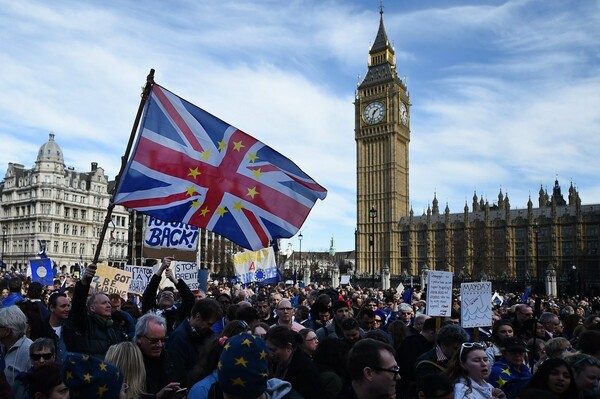 Λονδίνο: Χιλιάδες άνθρωποι διαδήλωσαν κατά του Brexit και υπέρ της παραμονής της Βρετανίας στην ΕΕ
