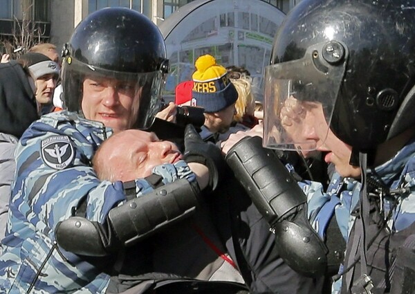 Μόσχα: Χιλιάδες άνθρωποι διαδήλωσαν κατά της διαφθοράς - Σε 700 προσαγωγές προχώρησε η αστυνομία