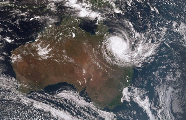 O κυκλώνας Ντέμπι σαρώνει την Αυστραλία
