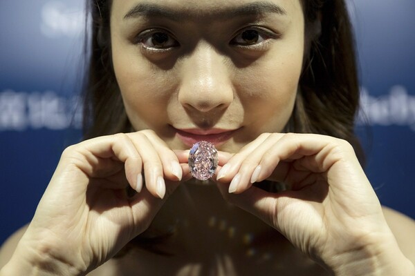 Σε τιμή ρεκόρ πουλήθηκε το μεγαλύτερο ροζ διαμάντι που έχει ανακαλυφθεί ποτέ