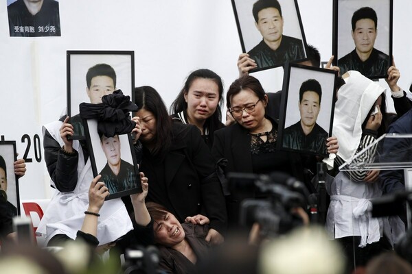 Παρίσι: Χιλιάδες διαδηλωτές και επεισόδια για το θάνατο Κινέζου οικογενειάρχη από πυρά αστυνομικού