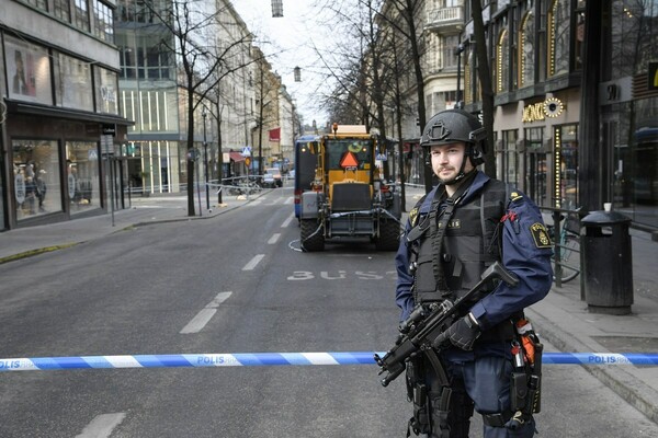 Επτά ύποπτοι ανακρίνονται από την αστυνομία για την επίθεση στη Στοκχόλμη