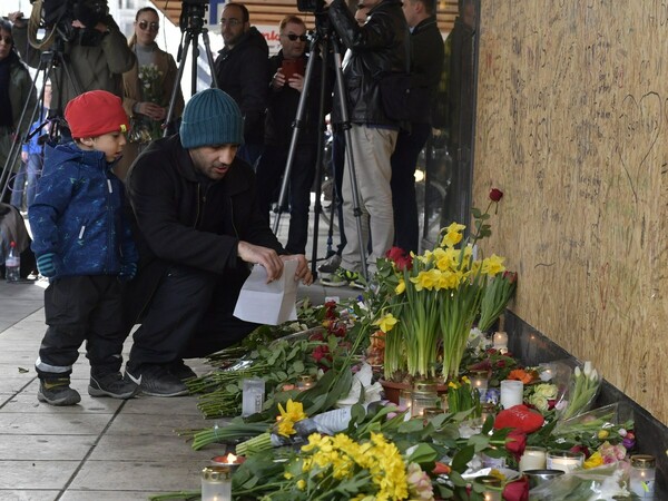 Χιλιάδες Σουηδοί στους δρόμους της Στοκχόλμης κατά της τρομοκρατίας