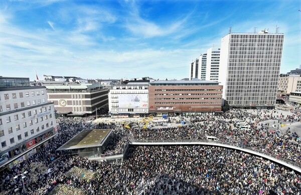 Χιλιάδες Σουηδοί στους δρόμους της Στοκχόλμης κατά της τρομοκρατίας