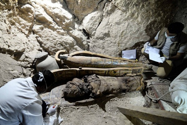 Αίγυπτος: Έξι μούμιες και χίλια αγαλματίδια ανακαλύφθηκαν μέσα σε φαραωνικό τάφο