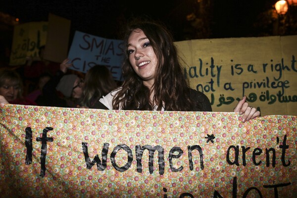 Ακτιβιστές, γυναίκες και πολίτες στην πορεία για την Παγκόσμια Ημέρα της Γυναίκας στο Σύνταγμα