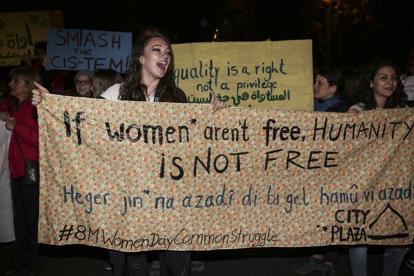 Ακτιβιστές, γυναίκες και πολίτες στην πορεία για την Παγκόσμια Ημέρα της Γυναίκας στο Σύνταγμα