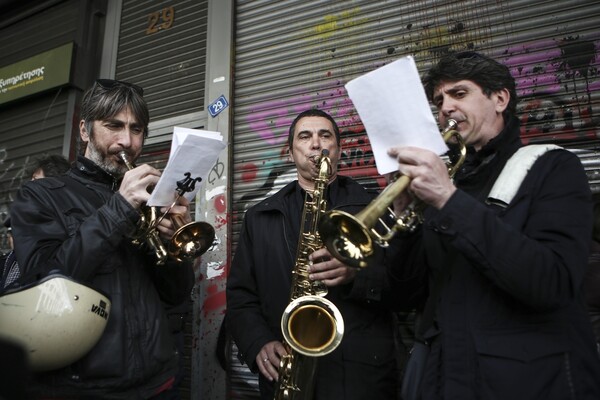 Μουσικοί και ηθοποιοί διαμαρτύρονται στο Υπουργείο Εργασίας