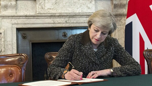 Η Τερέζα Μέι υπέγραψε την επιστολή με την οποία θα ξεκινήσει επισήμως το Brexit