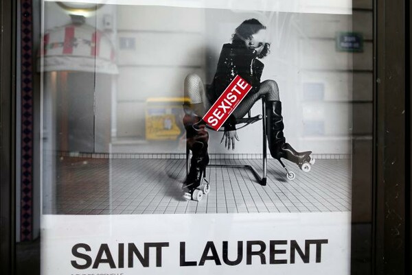 Οργή προκάλεσε η διαφημιστική καμπάνια του οίκου Yves Saint Laurent που «υποβαθμίζει» τις γυναίκες