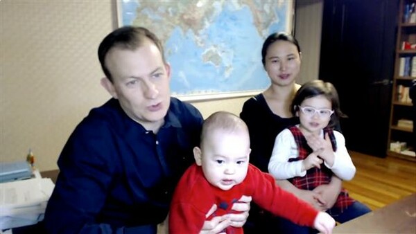 H οικογένεια του καθηγητή από τo αστείο βίντεο του BBC, στην πρώτη της εμφάνιση μετά το χαριτωμένο φιάσκο