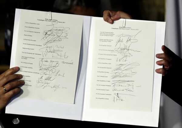 Ρώμη: Η Μέρκελ γελάει με την τεράστια υπογραφή του Αναστασιάδη στο κείμενο της Διακήρυξης