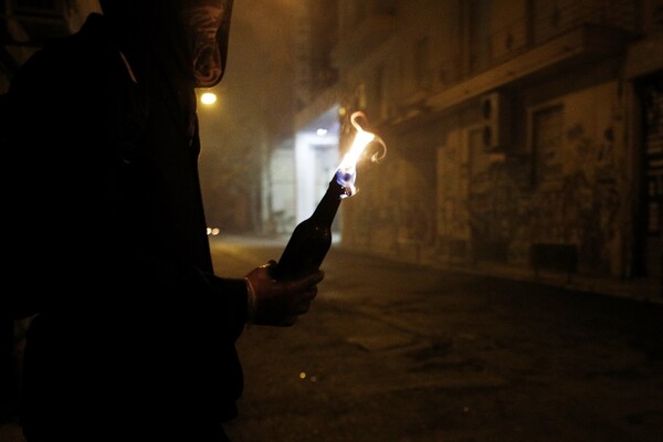 Επιθέσεις το βράδυ σε διμοιρίες των ΜΑΤ στο κέντρο-Έκλεισε και πάλι η Πατησίων