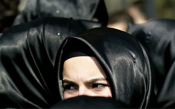 Ευρωπαϊκό Δικαστήριο: Νόμιμη η απαγόρευση της ισλαμικής μαντίλας στους χώρους εργασίας
