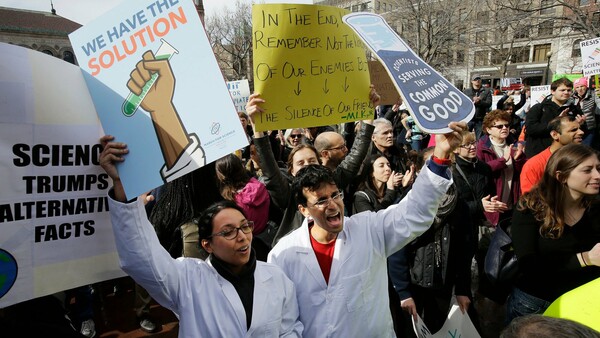 Χιλιάδες επιστήμονες ετοιμάζονται να διαδηλώσουν στις ΗΠΑ και σε άλλες χώρες κατά του Τραμπ