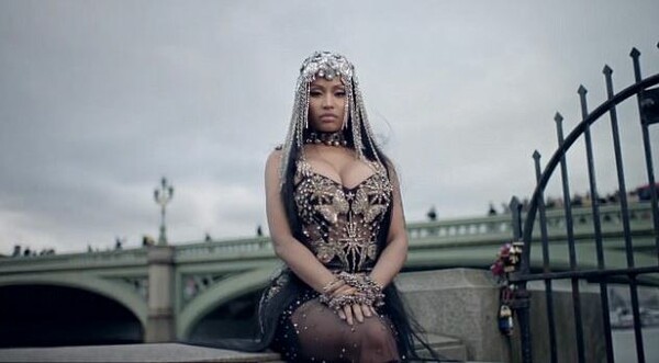 Η Nicki Minaj γύρισε βιντεοκλίπ στη γέφυρα του Γουέστμινστερ και προκαλεί οργισμένες αντιδράσεις