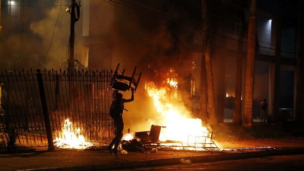 Χαός και οργή στην Παραγουάη: Νεκρός από σφαίρα καουτσούκ ένας 25χρονος που διαδήλωνε