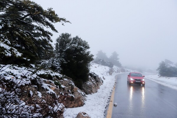 Έφτασε στην Αττική η κακοκαιρία «Χιόνη»: Διακοπή κυκλοφορίας στην Πάρνηθα λόγω χιονόπτωσης