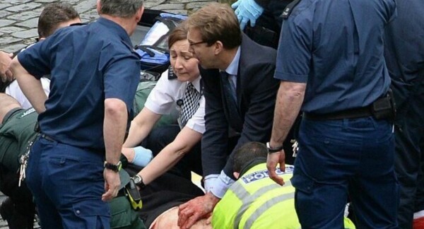 Ο βουλευτής που προσπάθησε να σώσει τον μαχαιρωμένο αστυνομικό μιλά μετά την επίθεση στο Λονδίνο: «Τι τρελός κόσμος»