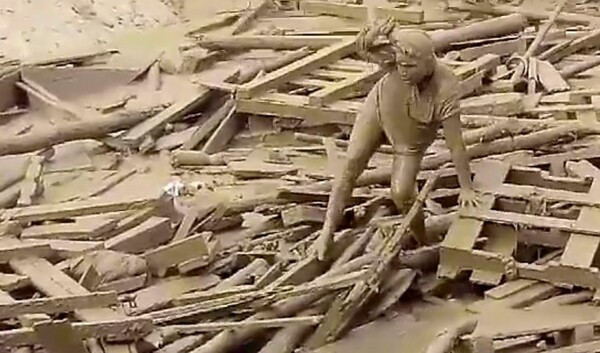 Συγκλονιστικό βίντεο από το Περού δείχνει μια γυναίκα να βγαίνει ζωντανή από χείμαρρο λάσπης