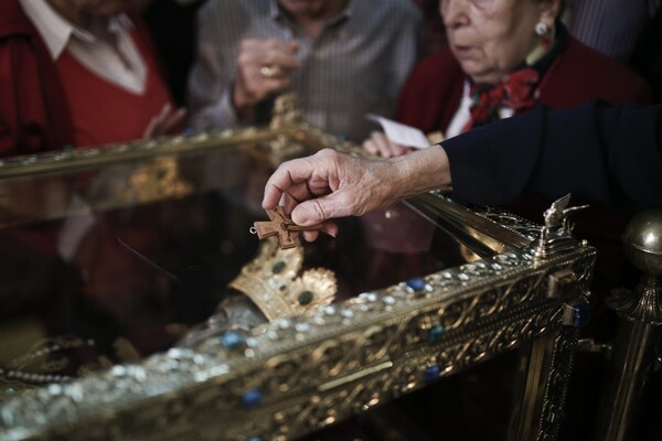 Τεράστιες ουρές σήμερα για το προσκύνημα στο σκήνωμα της Αγίας Ελένης (ΦΩΤΟΓΡΑΦΙΕΣ)