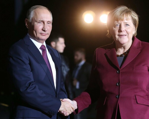 Συριακή και ουκρανική κρίση στην ατζέντα της συνάντησης Μέρκελ - Πούτιν στο Σότσι