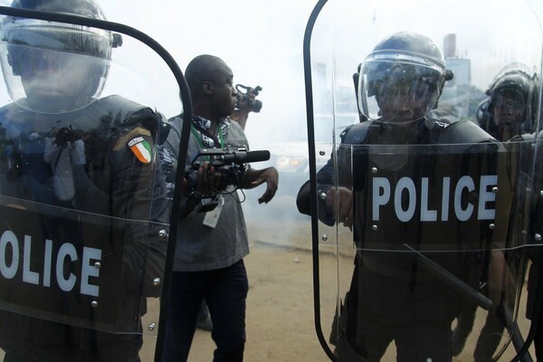 Ακτή Ελεφαντοστού: Αστυνομικοί γάζωσαν μια νεκροφόρα σκοτώνοντας πέντε νεκροθάφτες