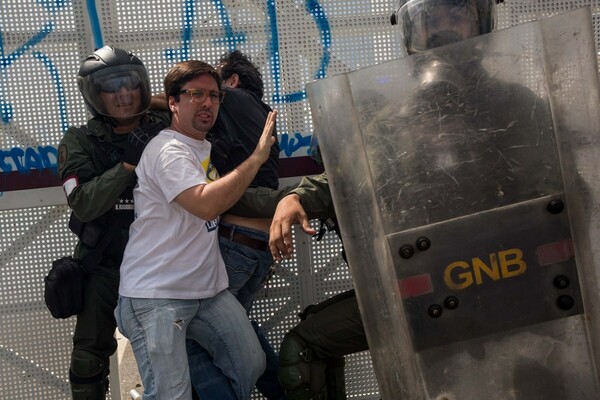Βενεζουέλα: Με στρατοδικεία απαντά ο Μαδούρο στους διαδηλωτές - 155 άνθρωποι έχουν ήδη φυλακιστεί