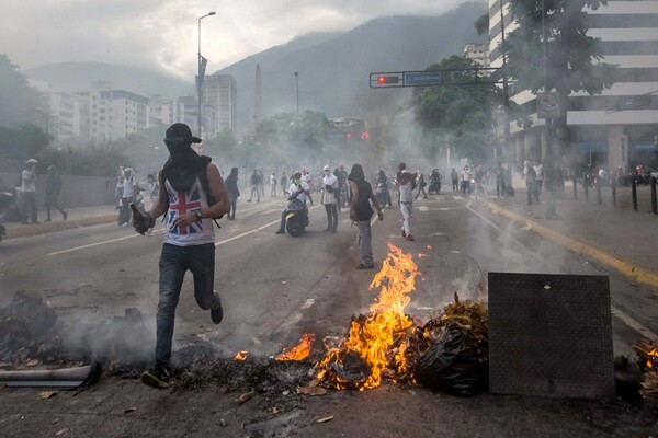 Κρίσιμη ημέρα στη Βενεζουέλα: Οι διαδηλωτές θέλουν να φτάσουν στο «προπύργιο» του Μαδούρο