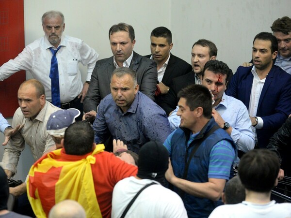 Έκρυθμη η κατάσταση στα Σκόπια - Εισβολή διαδηλωτών στο κοινοβούλιο